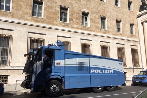 Idranti della Polizia di Stato