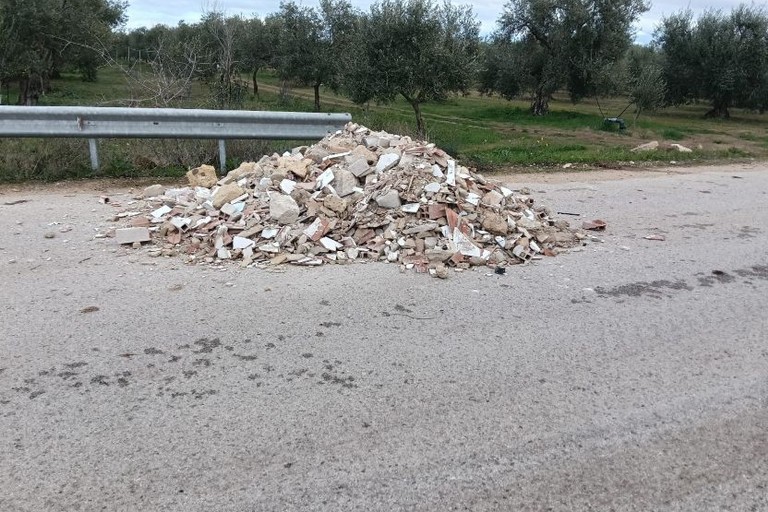 sversamenti illegali di materiali edili direttamente in strada