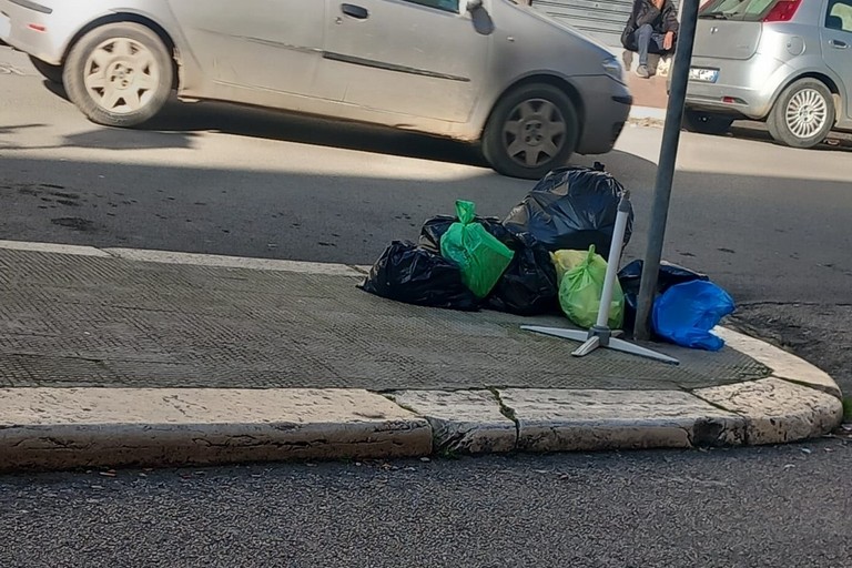 piazzetta di via Annunziata trasformata in piccola discarica