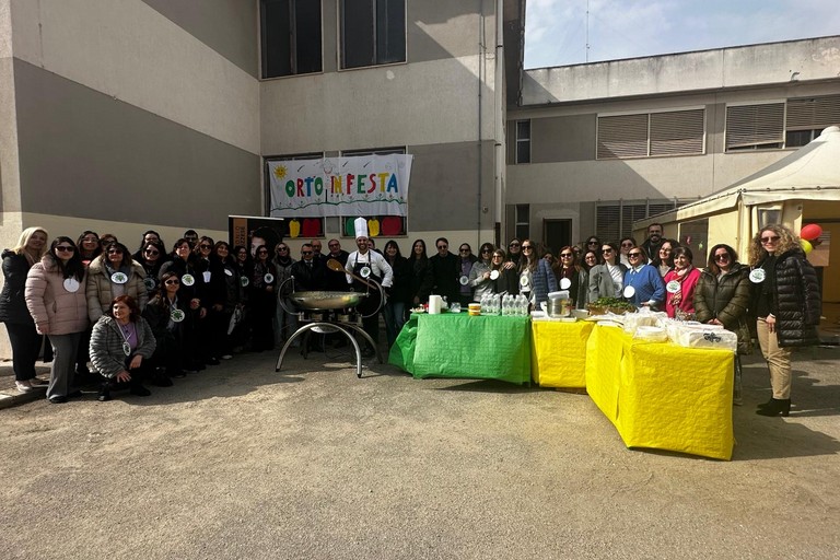 Dall’orto alla tavola: al plesso “Rodari” la festa del raccolto con lo chef Antonio Abruzzese