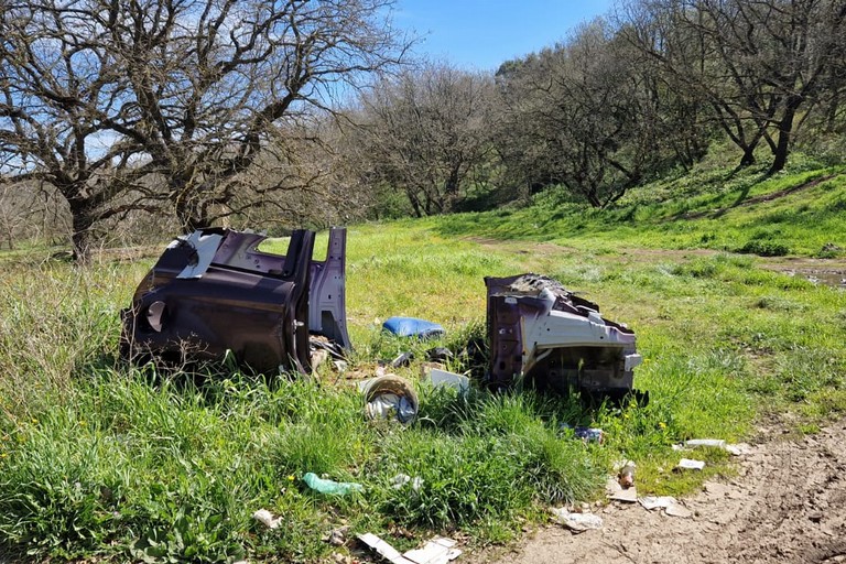 carcasse di auto abbandonate nelle campagne di Andria