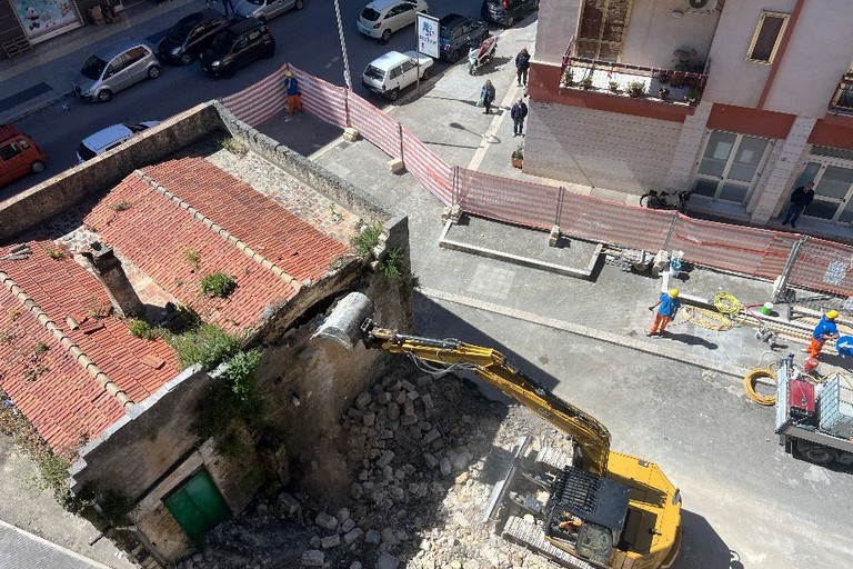 Demolizione rudere di via Trani angolo via Ennio: le operazioni si concluderanno per fine mese