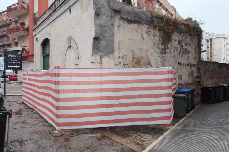 Demolizione rudere di via Trani angolo via Ennio: le operazioni si concluderanno per fine mese