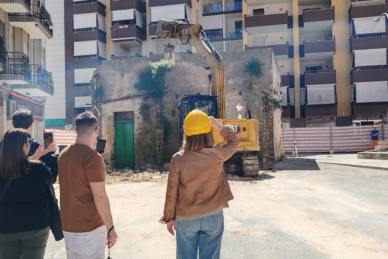 demolizione del rudere di via Trani