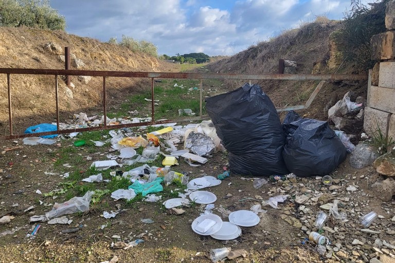 Discarica a cielo aperto in via Salvatore Liddo