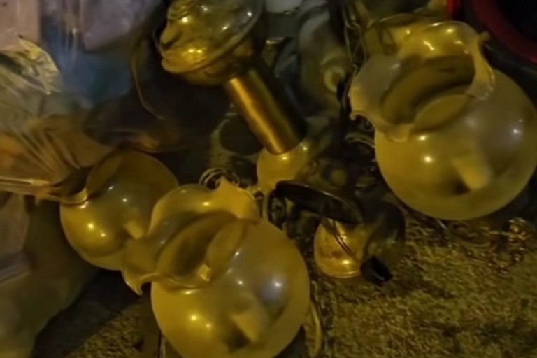 Rifiuti abbandonati in Largo Grotte, incivile incastrato dalle telecamere: stangata da 1.000 euro