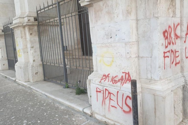 scritte spray davanti alla chiesa del Carmine di Andria
