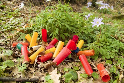 Bossoli di fucile in campagna