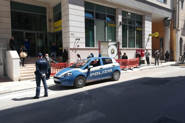 Servizio di vigilanza davanti allufficio postale
