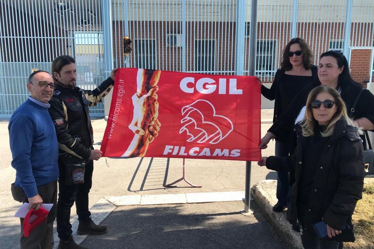 Sit-in davanti al carcere di Trani