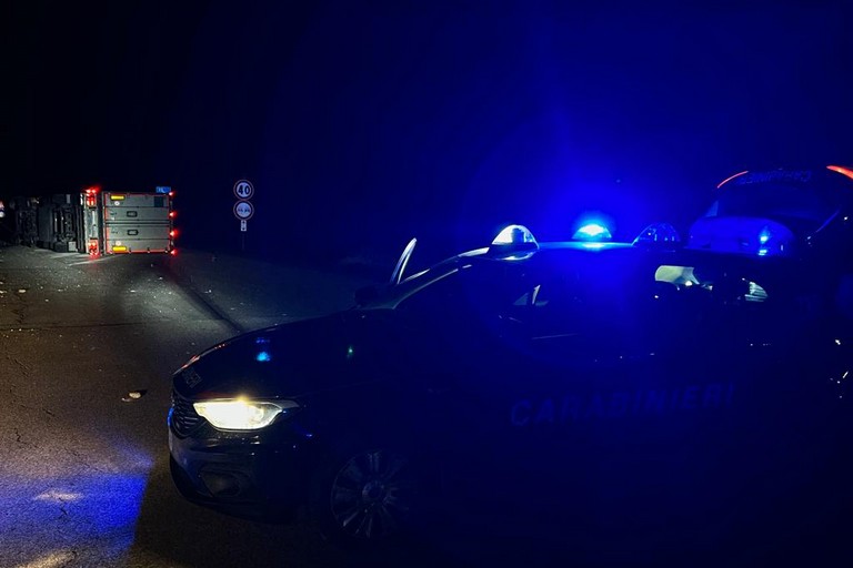 Terribile incidente sulla provinciale Andria Canosa: camion frigo si ribalta, ferito conducente