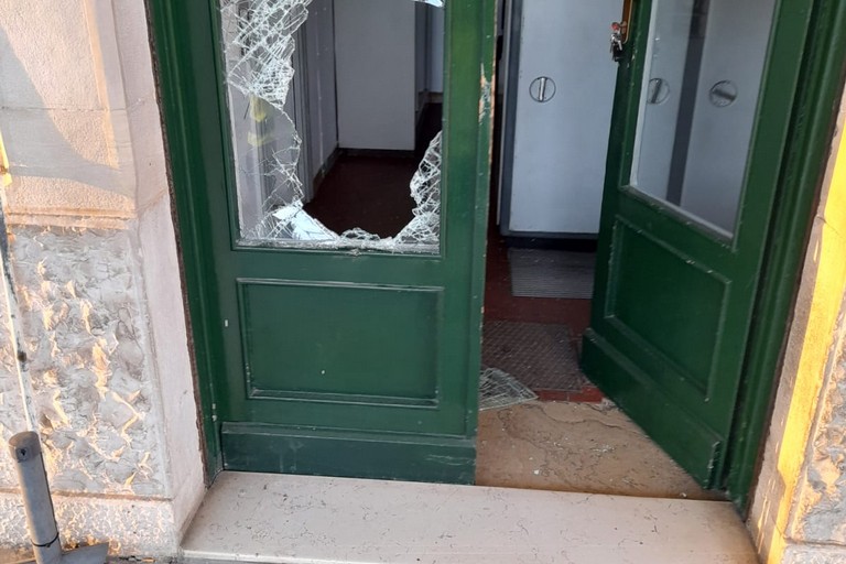 Atti vandalici alla stazione