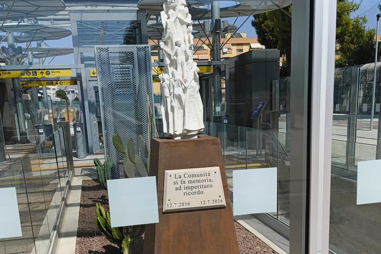 La stele commemorativa