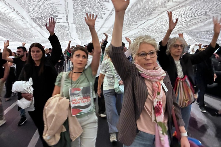 Per non dimenticare un solo nome, Andria sorregge il sudario dei bambini di Gaza