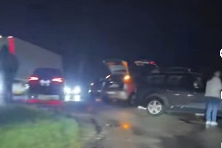 Caos in tangenziale: a causa delle buche auto in panne con i pneumatici squarciati