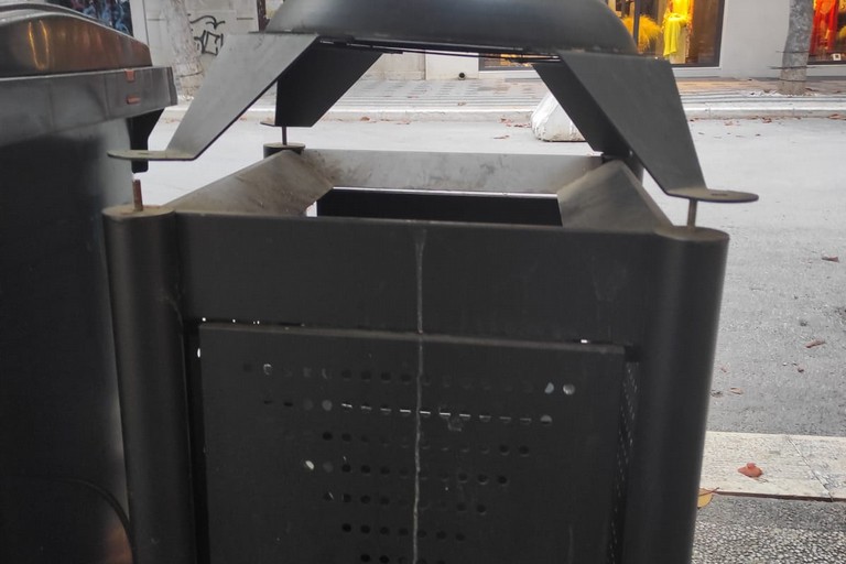 i nuovi cestini porta immondizia vandalizzati