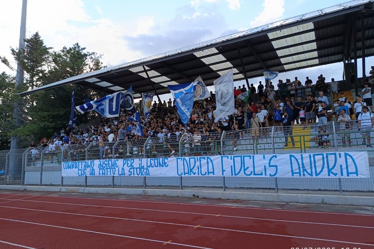 Tifosi biancazzurri al raduno della Fidelis. <span>Foto Antonio D'Oria</span>