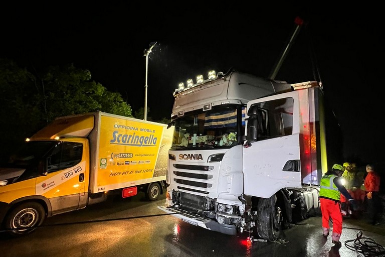 Tir bulgaro finisce contro il guard rail