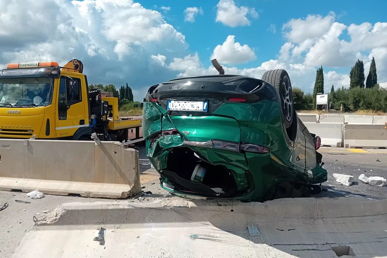Rotatoria Montegrosso: Alfa Romeo si è ribaltata dopo aver impattato il new jersey