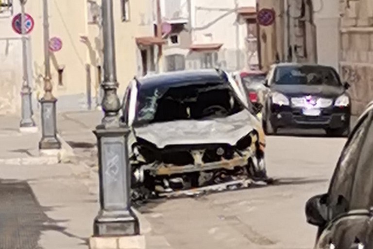 auto prende fuoco, ingenti i danni in via Eritrea