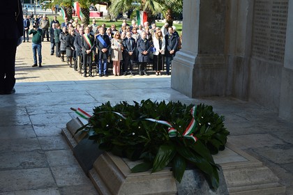 Unità Forze Armate, corona di alloro al Monumento dei Caduti