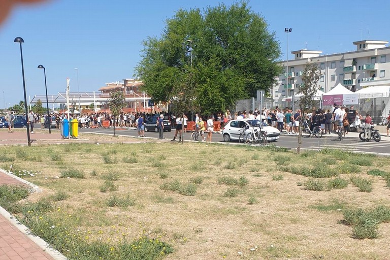 Lunghe file all'hub vaccinale di San Valentino