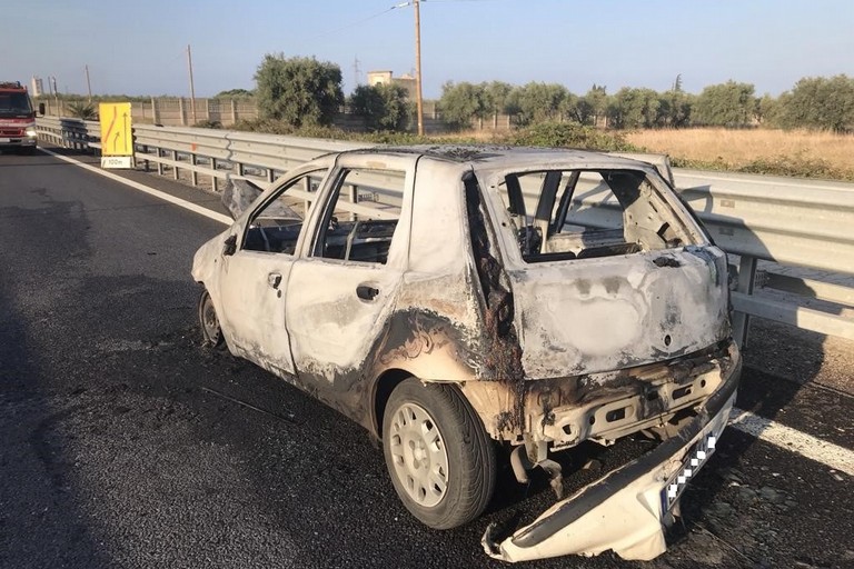 Auto in fiamme sull'Andria Barletta