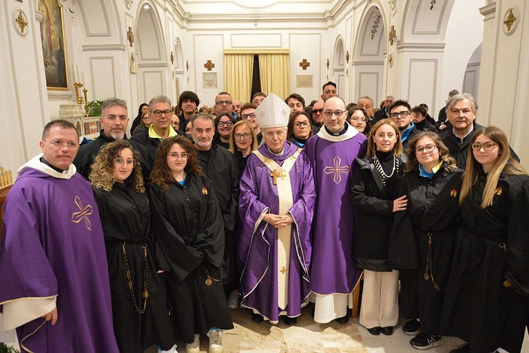 34 anni e la “vestizione” di 13 nuovi confratelli: «La Misericordia di Andria istituzione sul territorio»