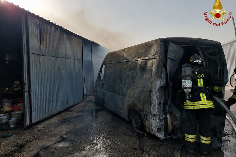 Incendio in un'autorimessa sulla provinciale per Bisceglie: ingenti i danni