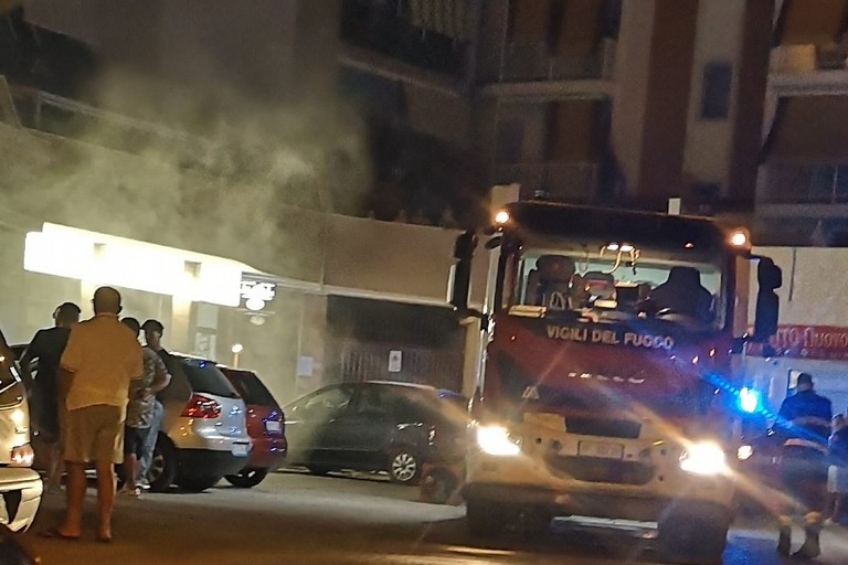 Incendio in un box auto su via vecchia Barletta
