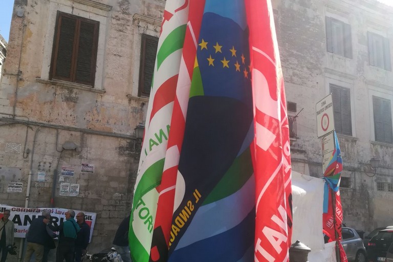 Cgil Cisl e Uil davanti alla Prefettura