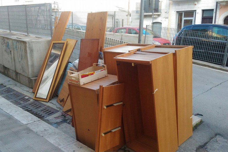 Ponte Baily e mobili per strada