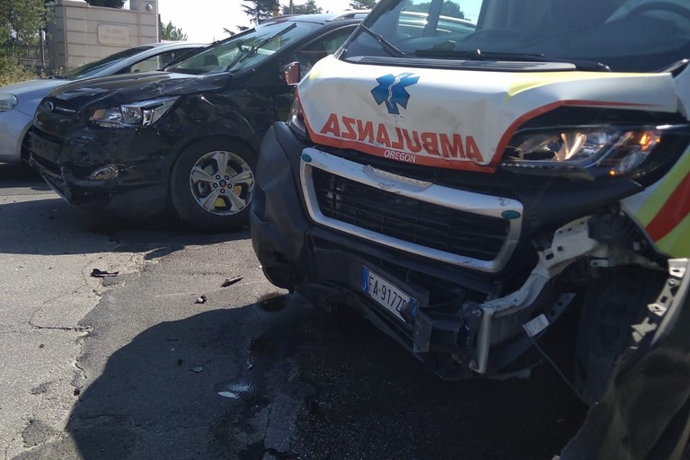 Incidente stradale in via Corato, coinvolta un'ambulanza che trasportava un ferito