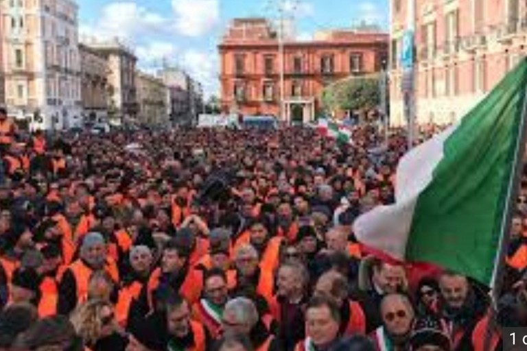 manifestazione gilet arancioni