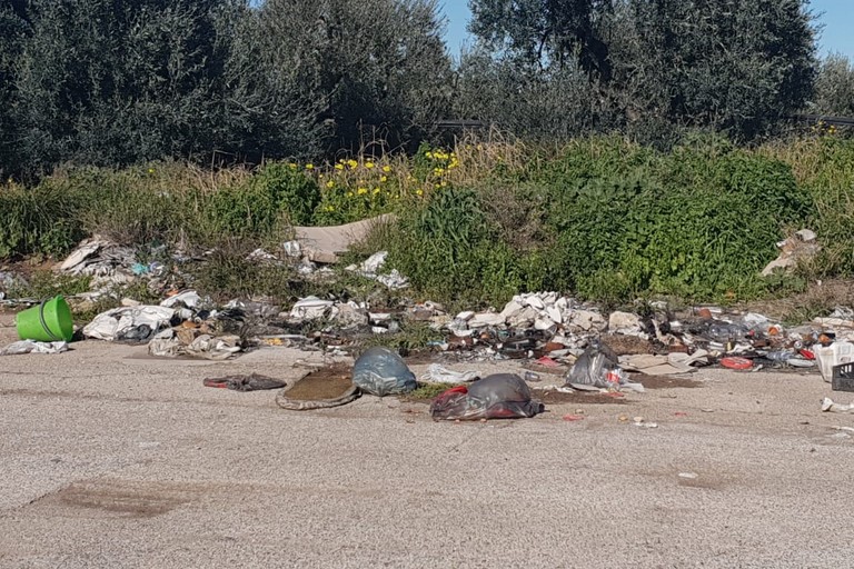 sporcizia, via vecchia Barletta