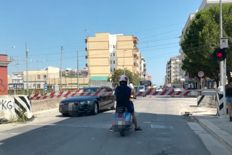 Macchina ferma tra le sbarre del passaggio a livello