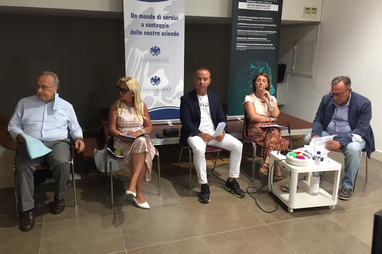 I cinque candidati sindaco a confronto. <span>Foto Antonio D'Oria</span>