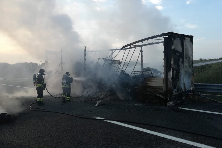 In fiamme il semirimorchio di un camion