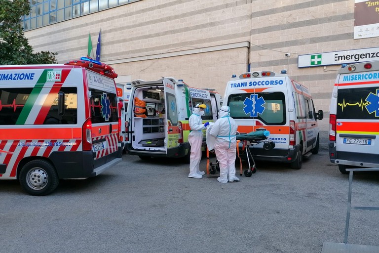 Ambulanze in attesa di affidare i pazienti