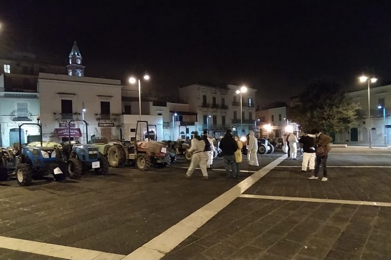 Gli agricoltori andriesi sanificano le strade della città