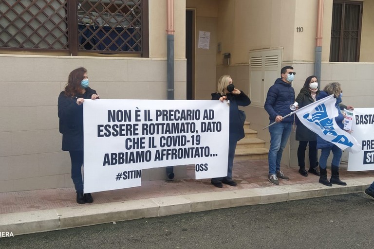Manifestazione davanti alla sede della Asl Bat