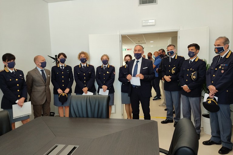 Il Questore dott. Pellicone assieme alla squadra di uomini e donne della Polizia di Stato. <span>Foto Antonio D'Oria</span>