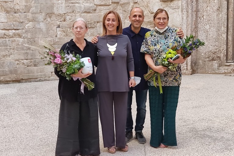 Da sx Lynn Johnson, la sindaca Giovanna Bruno, Francesco Merra e la direttrice di Castel del Monte, Elena Saponaro. <span>Foto Antonio D'Oria</span>