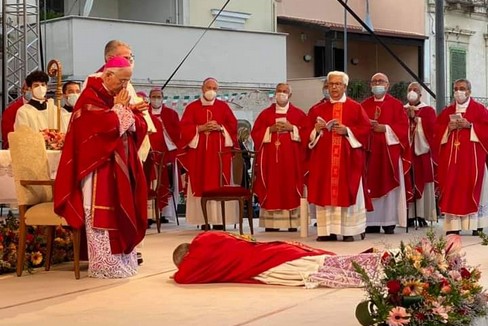 Un momento della celebrazione di ordinazione episcopale del nuovo vescovo mons. Giovanni Massaro