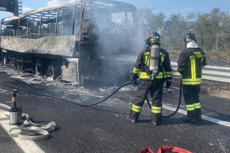 Autobus in fiamme sulla A14