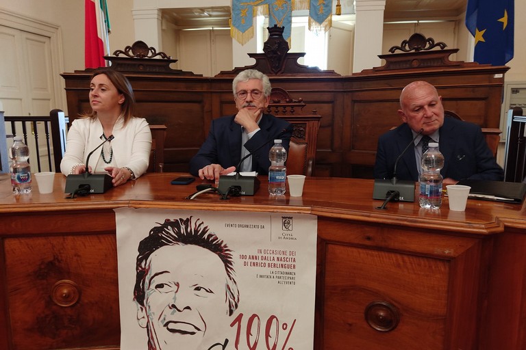 Da sx la sindaca Giovanna Bruno, Massimo D'Alema e Gianni Di Cagno. <span>Foto Antonio D'Oria</span>