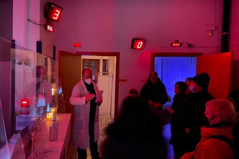 Il dott Berardino Leonetti nel suo studio a luci spente
