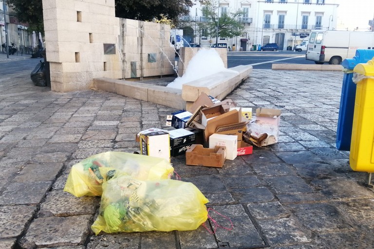 Schiuma e rifiuti in piazza Catuma