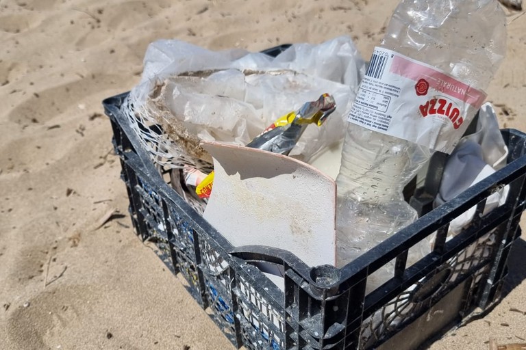 Cassetta di rifiuti raccolti in spiaggia in appena sei minuti