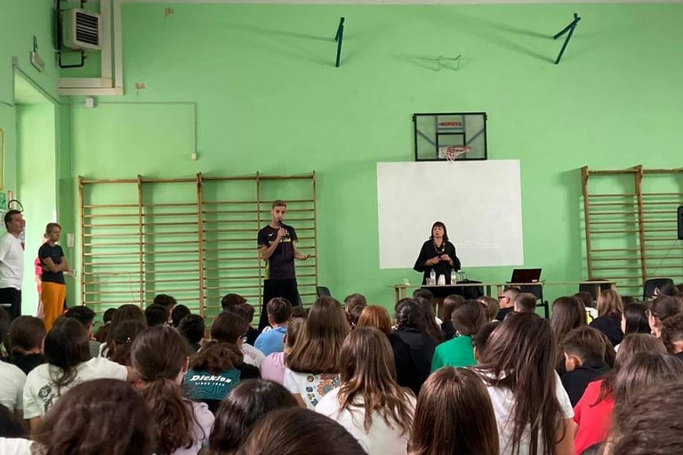 L'atleta Francesco Fortunato incontra gli alunni delle classi terze della scuola “Vaccina” di Andria